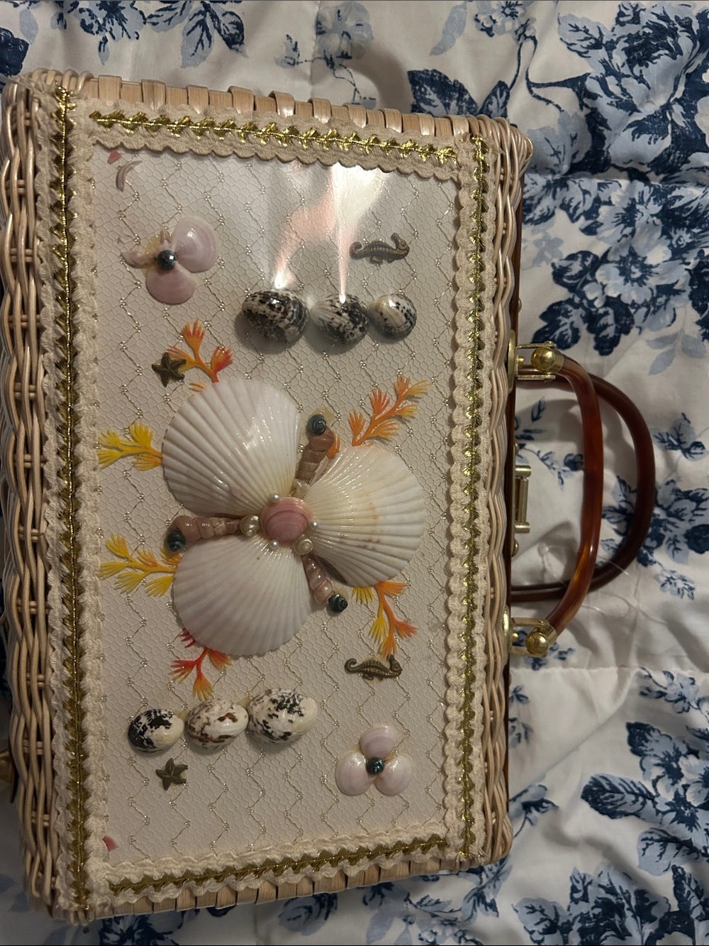 Vintage 1950’s atlas wicker and Bakelite seashell bag